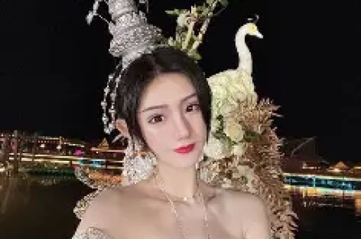 陈妍希高开衩抹胸裙珠圆玉润娇俏性感身材凹凸有致性感迷人！